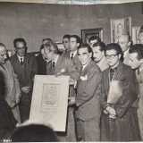 Questa si tenne nella Galleria Niccol� Piccinni, situata nell�omonimo teatro barese e vide la presenza di noti artisti locali tra cui Antonio Lanave, Guido Prayer (che in foto regge il quadro), Gennaro Picinni, Marino Cives